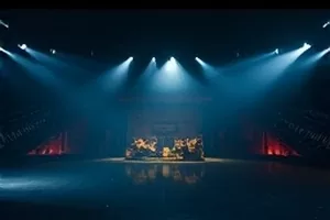纪录片《玻璃海》封面，清澈见底的海面与浮潜者的剪影