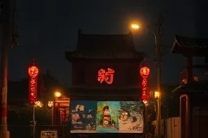 短剧集《末班地铁》封面，空荡站台上缓缓驶来的末班列车