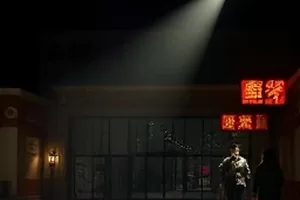 悬疑片《静默半径》封面，雨夜街角亮着的一盏红绿灯