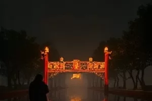 悬疑短剧《长夜灯塔》封面,黑夜中的灯塔与一束探照灯光