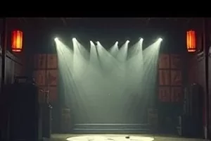 青春成长剧《第七个夏天》封面,海边堤坝上四个少年的背影