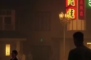 文艺片《旧唱片店》封面,木质货架上整齐排列的黑胶唱片